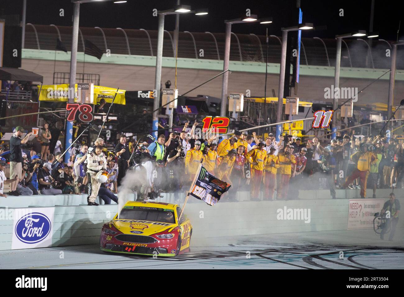 18 novembre 2018, Homestead, Florida, USA: Joey Logano (22) vince il Monster Energy NASCAR Cup Series Championship all'Homestead-Miami Speedway in Foto Stock
