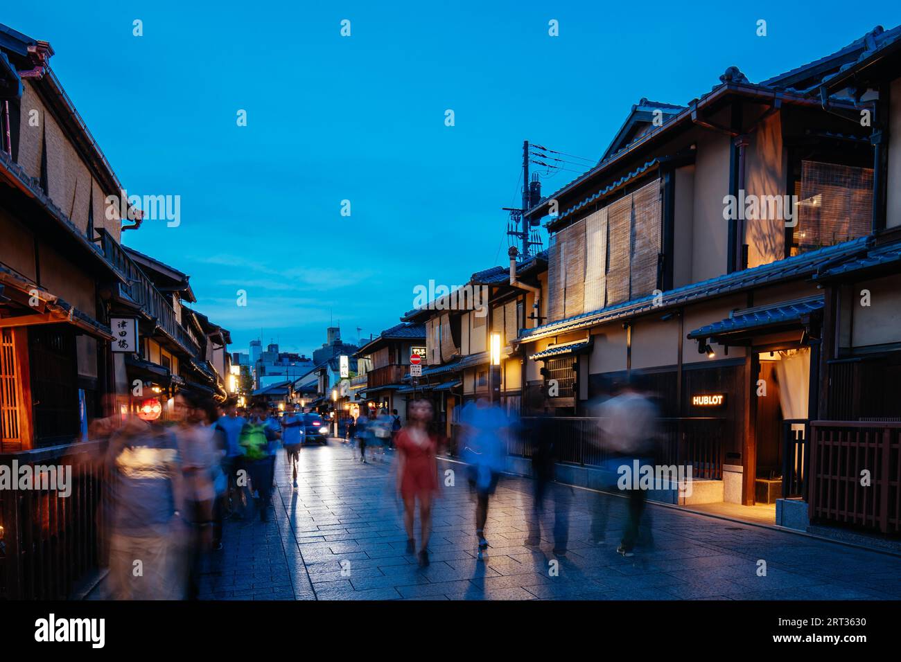 Kyoto, Giappone, 17 maggio 2019: Cala la notte per le strade all'interno del distretto di Gion di Kyoto in Giappone Foto Stock