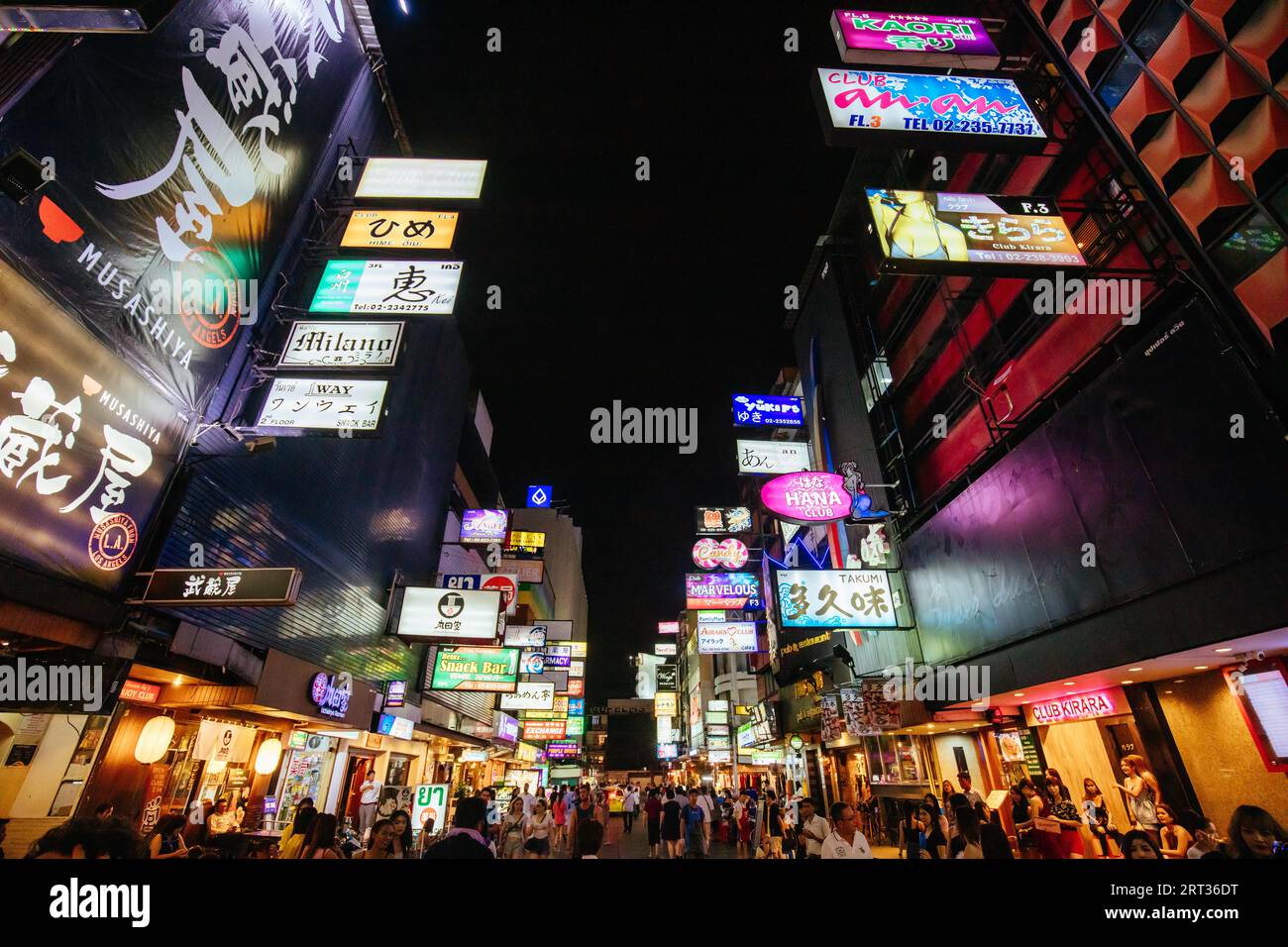 Bangkok, Thailandia, 22 aprile 2018: Il mercato notturno di Patpong su Silom Rd è un luogo turistico popolare a livello internazionale e un quartiere a luci rosse nel cuore Foto Stock