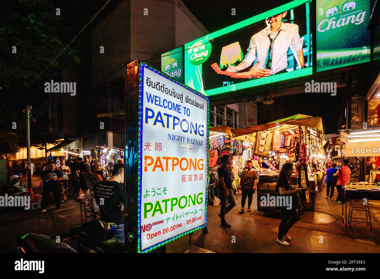 Bangkok, Thailandia, 22 aprile 2018: Il mercato notturno di Patpong su Silom Rd è un luogo turistico popolare a livello internazionale e un quartiere a luci rosse nel cuore Foto Stock