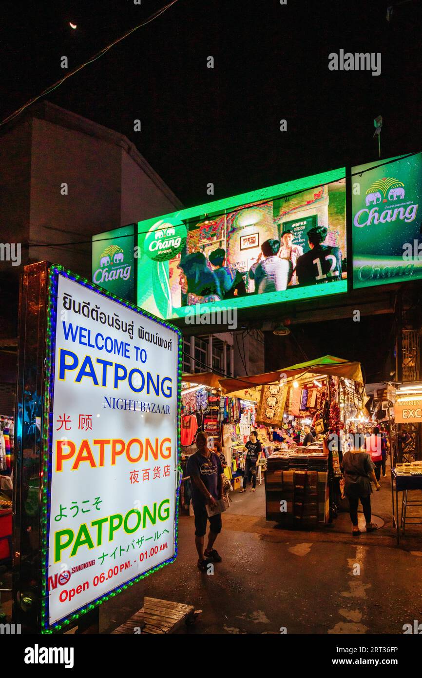 Bangkok, Thailandia, 22 aprile 2018: Il mercato notturno di Patpong su Silom Rd è un luogo turistico popolare a livello internazionale e un quartiere a luci rosse nel cuore Foto Stock