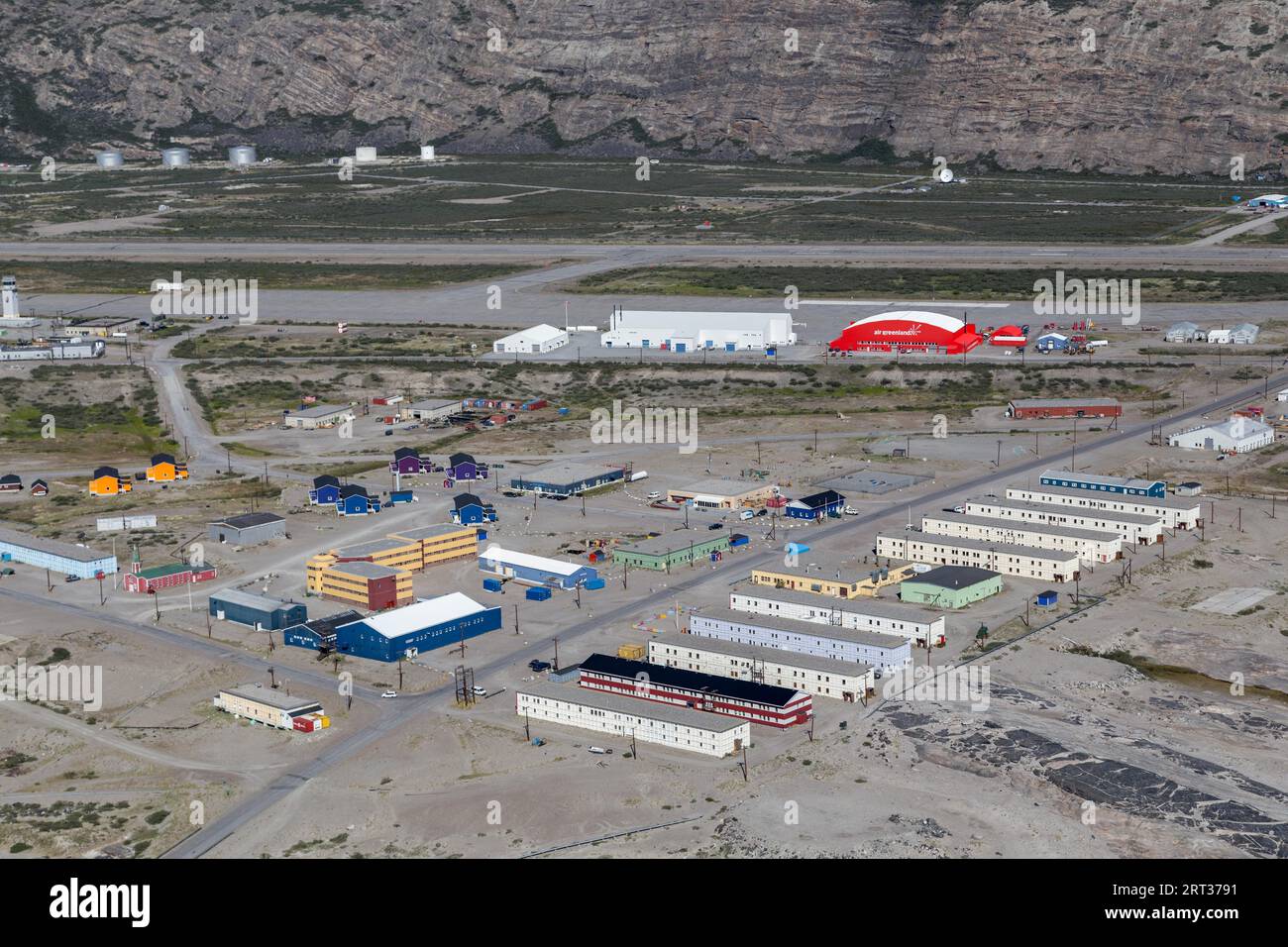 Kangerlussuaq, Groenlandia, 13 luglio 2018: Vista sul villaggio con l'aeroporto internazionale, che è il principale hub di trasporto aereo della Groenlandia Foto Stock