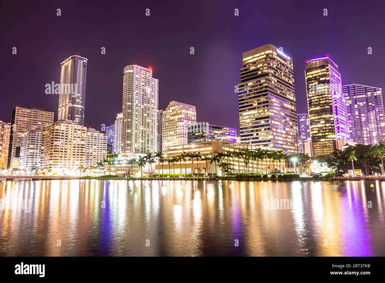 Miami skyline del centro sotto le luci della notte e riflessioni Foto Stock