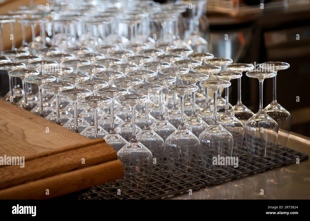 Molti bicchieri da vino puliti aspettano di essere riempiti al bancone Foto Stock