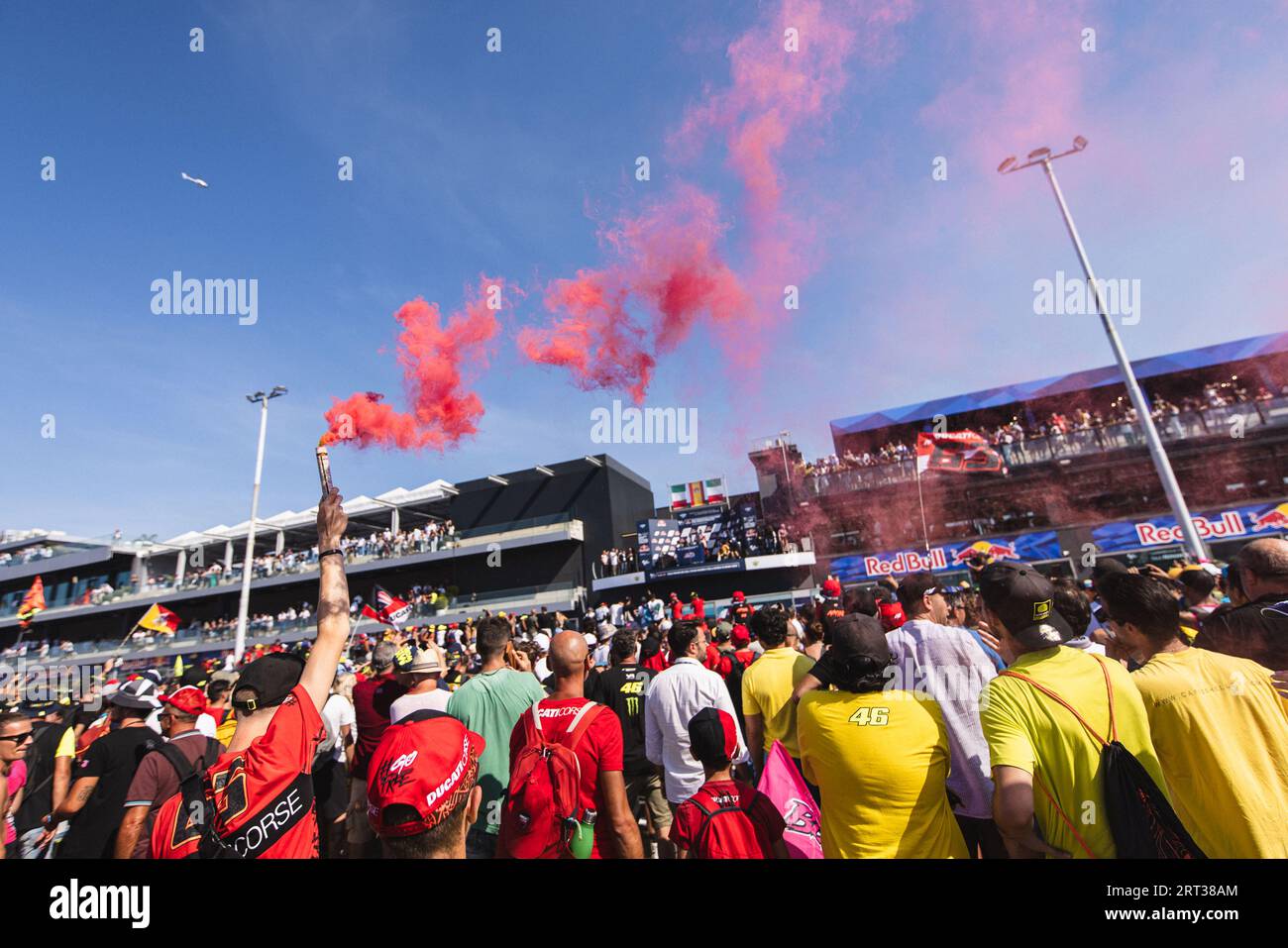 BOLOGNA, BO - 10.09.2023: MOTOGP SAN MARINO e RIVIERA DE RIMINI - Moto - MotoGP - San Marino e Rimini Riviera GP - 12° tappa del Campionato del mondo MotoGP, che si terrà questa domenica sul circuito Marco Simoncelli di Misano (10). Nella foto, i fan e le bandiere colorano la festa sul podio. (Foto: Luca Castro/Fotoarena) Foto Stock