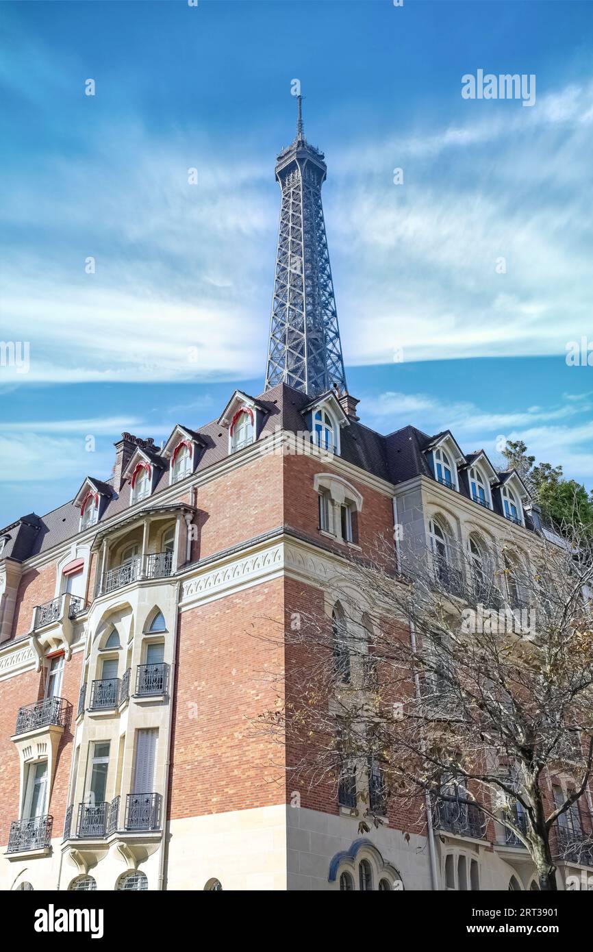Parigi, belle facciate Haussmann in una zona di lusso della capitale, con la Torre Eiffel sullo sfondo, avenue Rapp Foto Stock
