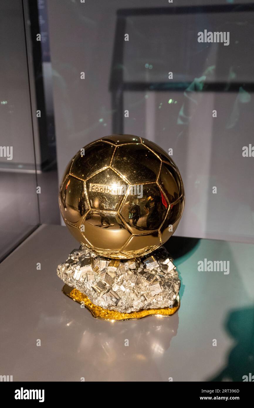 Ballon d'Or di Lionel messi in mostra al 3-2-1 Qatar Olympic and Sports Museum. Un museo a Doha. Situato nello Stadio Internazionale di Khalifa. Foto Stock