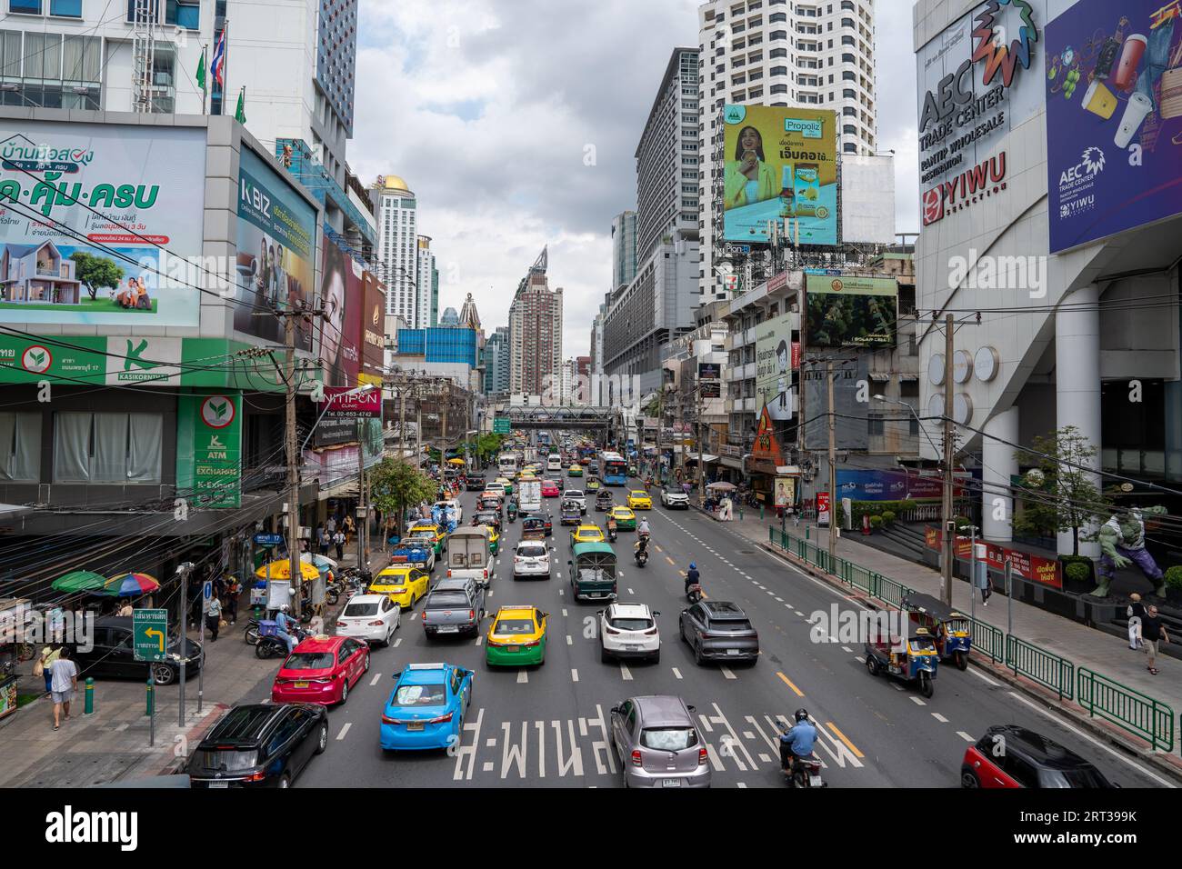 Il paesaggio urbano e il traffico di Bangkok in Thailandia e Asia Foto Stock