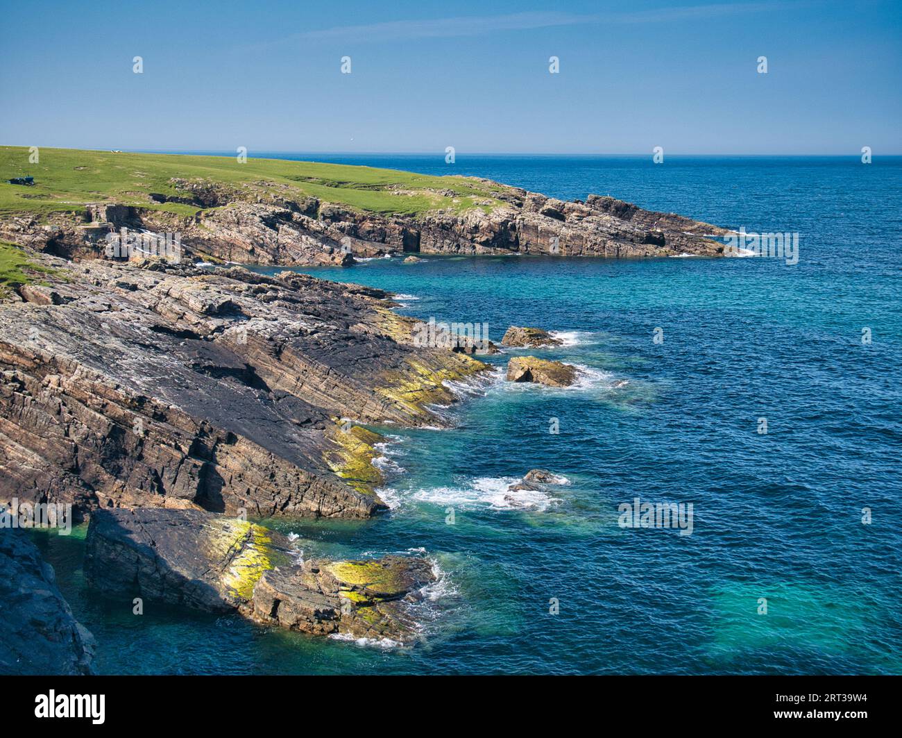 La costa rocciosa, aspra, atlantica dell'Isola di Lewis nelle Ebridi esterne, Scozia, Regno Unito. In una giornata di sole d'estate. Foto Stock