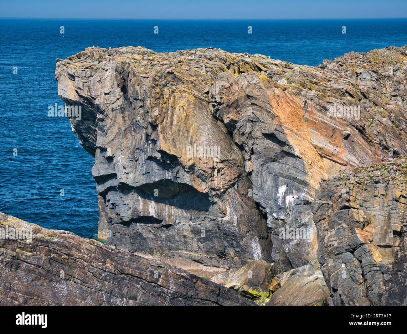 Strati rocciosi esposti nelle scogliere costiere sulla costa rocciosa e aspra dell'Atlantico dell'Isola di Lewis nelle Ebridi esterne, Scozia, Regno Unito. Preso da un sole Foto Stock