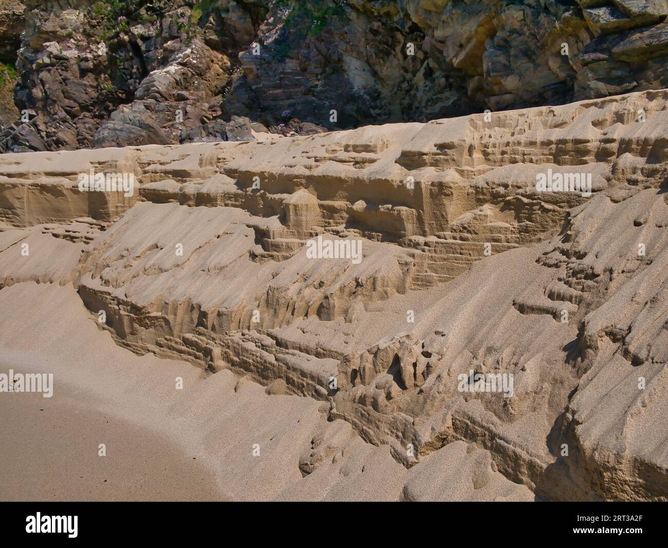 Strati di sabbia su una spiaggia incontaminata e deserta sull'isola di Lewis nelle Ebridi esterne, Scozia, Regno Unito. In una giornata di sole d'estate. Foto Stock