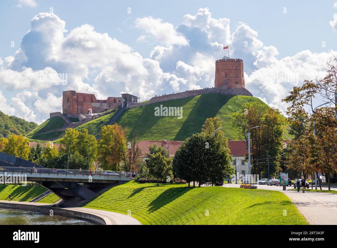 VILNIUS, LITUANIA - 3 SETTEMBRE 2023: Una vista verso la Torre del Castello di Gediminas a Vilnius Lituania durante il giorno vicino al fiume Neris. La gente può Foto Stock