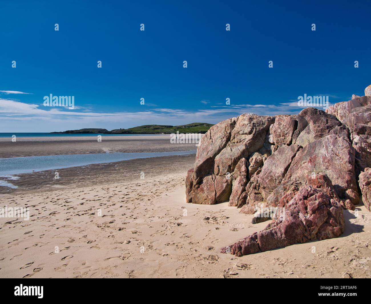 Una sola, lontana, non identificata persona sulle Ardroil Sands (Uig Sands), altrimenti deserte, sull'isola di Lewis nelle Ebridi esterne, Scozia, Regno Unito. T Foto Stock