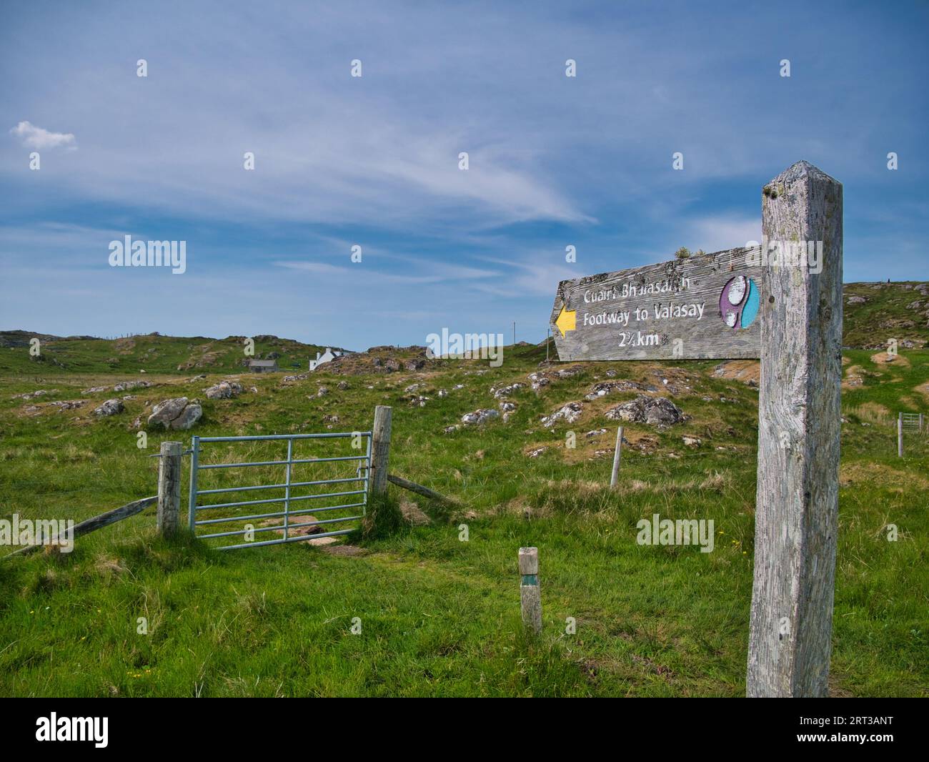 Un cartello in legno, con le intemperie, vicino a Tobson, che segna la strada del 7 miglia Great Bernera Trail sull'isola di Great Bernera, Ebridi esterne, Scozia, U Foto Stock