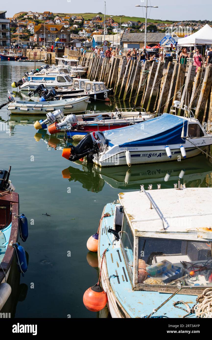 Barche ormeggiate a Bridport Harbour, West Bay, Bridport, Dorset. Il giorno più caldo dell'anno. Foto Stock