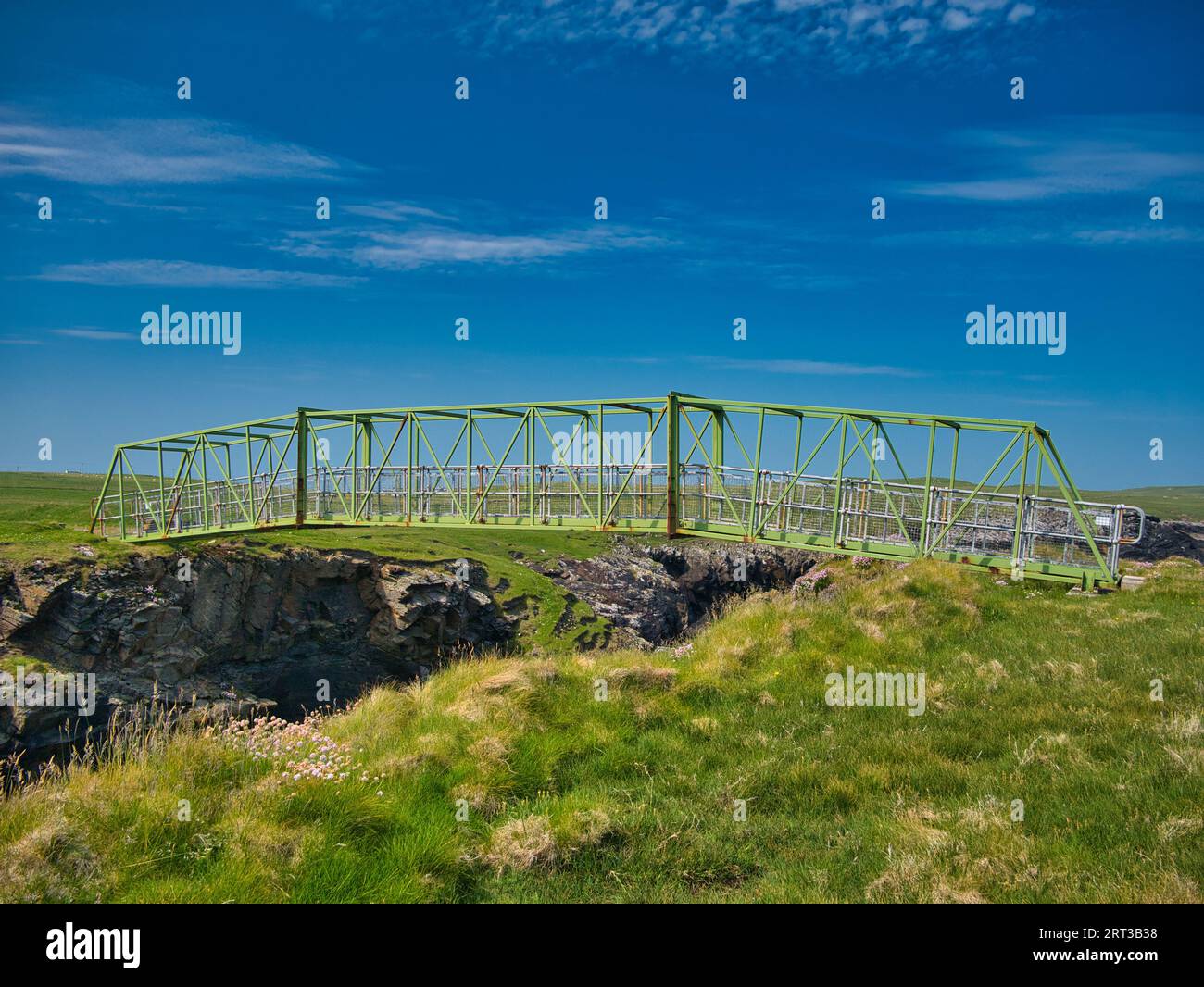 La passerella pedonale verde in metallo che collega il sito archeologico di Dun Eisdean alla costa settentrionale dell'Isola di Lewis nelle Ebridi esterne, SCO Foto Stock