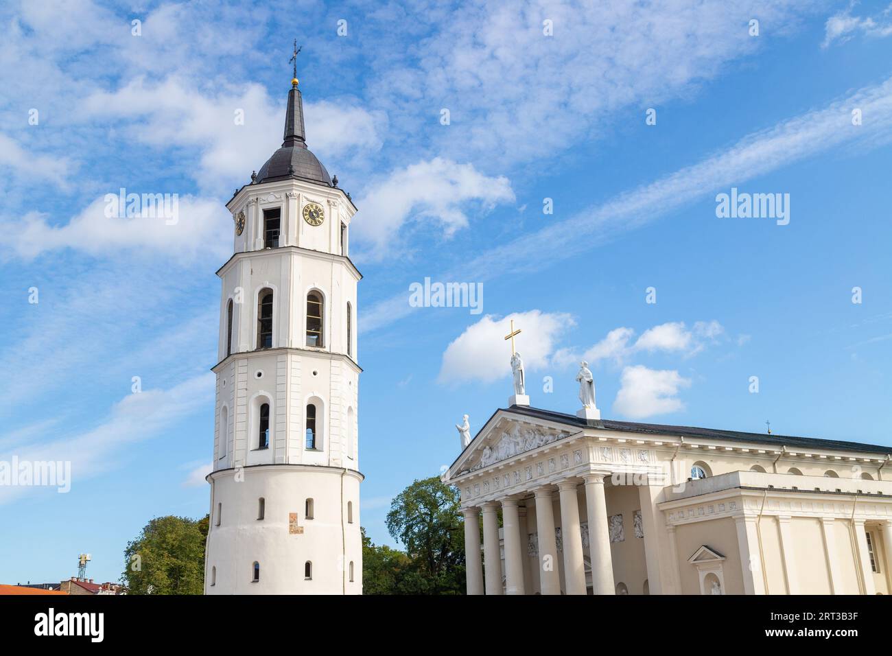 Un primo piano della torre campanaria della cattedrale di Vilnius e della cattedrale di Vilnius durante il giorno. Foto Stock