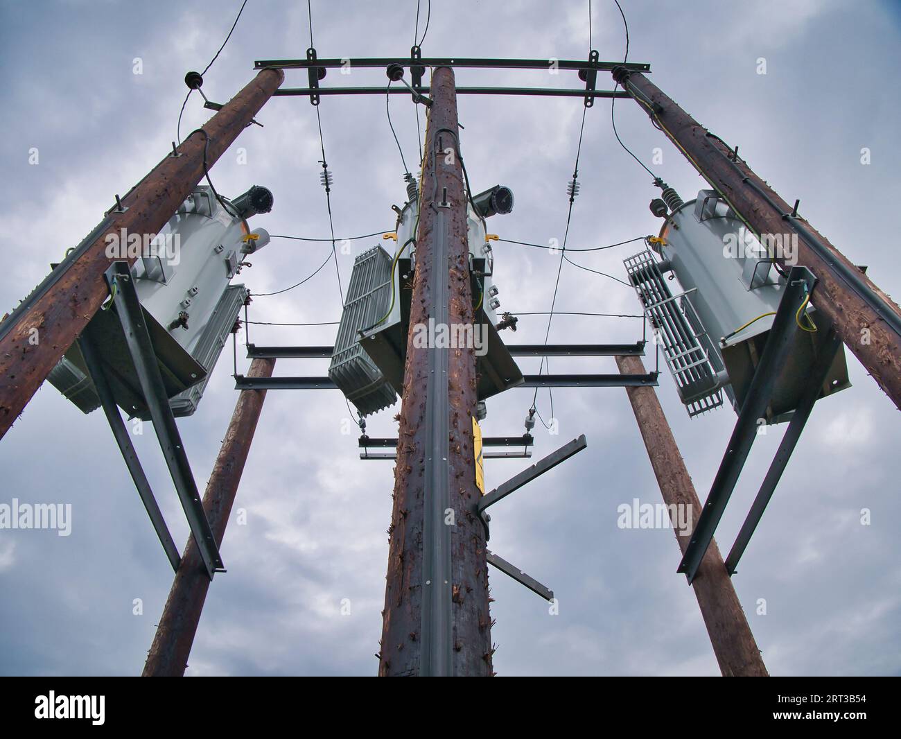 Poli di fornitura e distribuzione di energia elettrica e infrastrutture sull’isola di Lewis nelle Ebridi esterne in Scozia, Regno Unito. Foto Stock