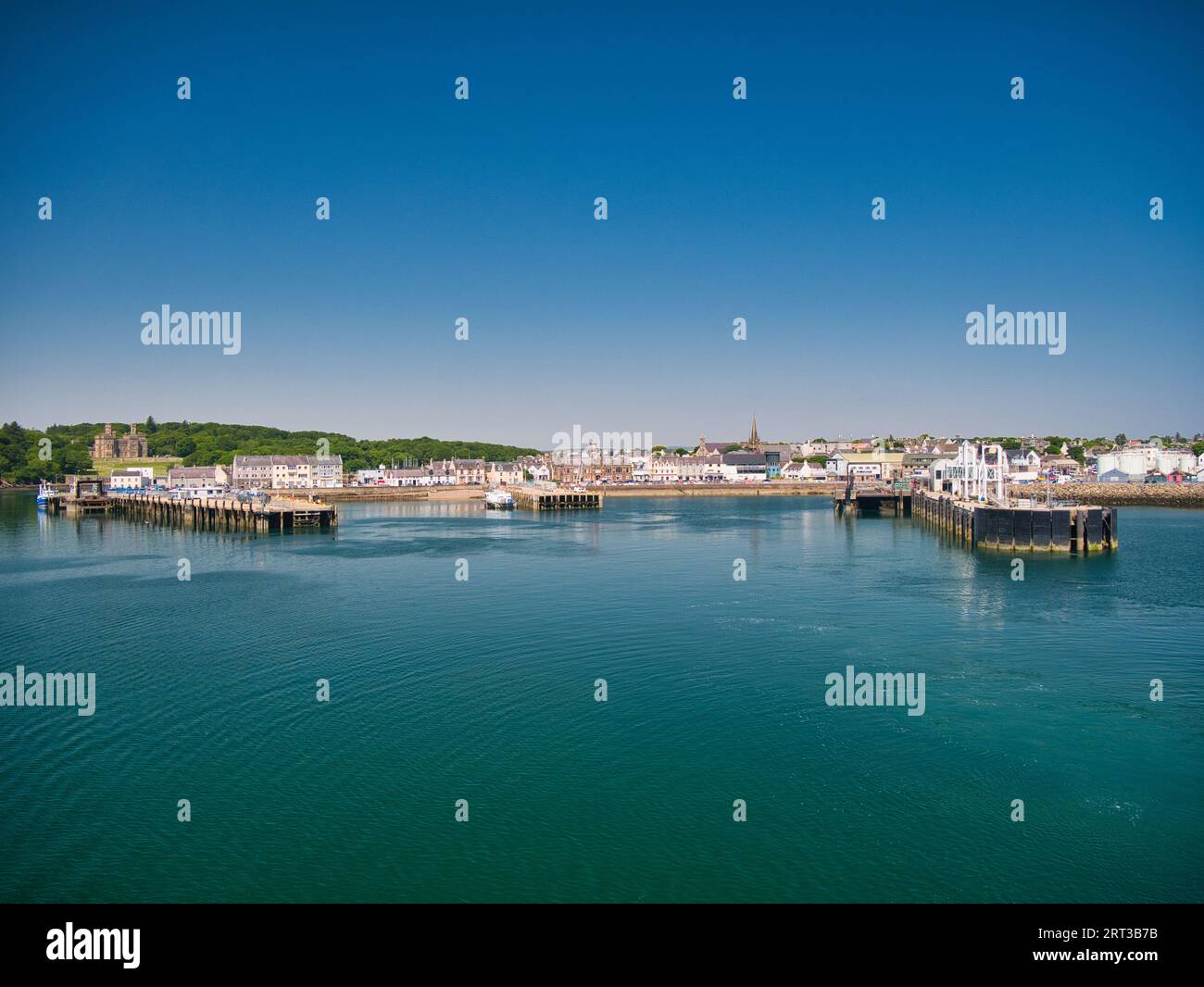 Un panorama del porto di Stornoway sull'isola di Lewis nelle Ebridi esterne in Scozia, Regno Unito. In estate, dopo la partenza dal fe, si è svolto un giorno calmo e soleggiato Foto Stock