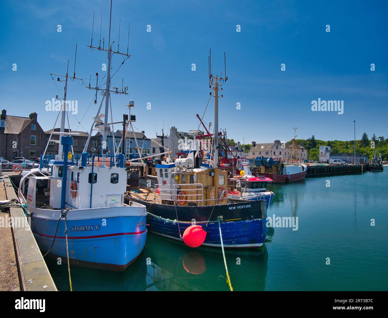 Piccoli pescherecci ancorati al porto di Stornoway sull'isola di Lewis nelle Ebridi esterne, Scozia, Regno Unito. In una giornata di sole d'estate con un cle Foto Stock