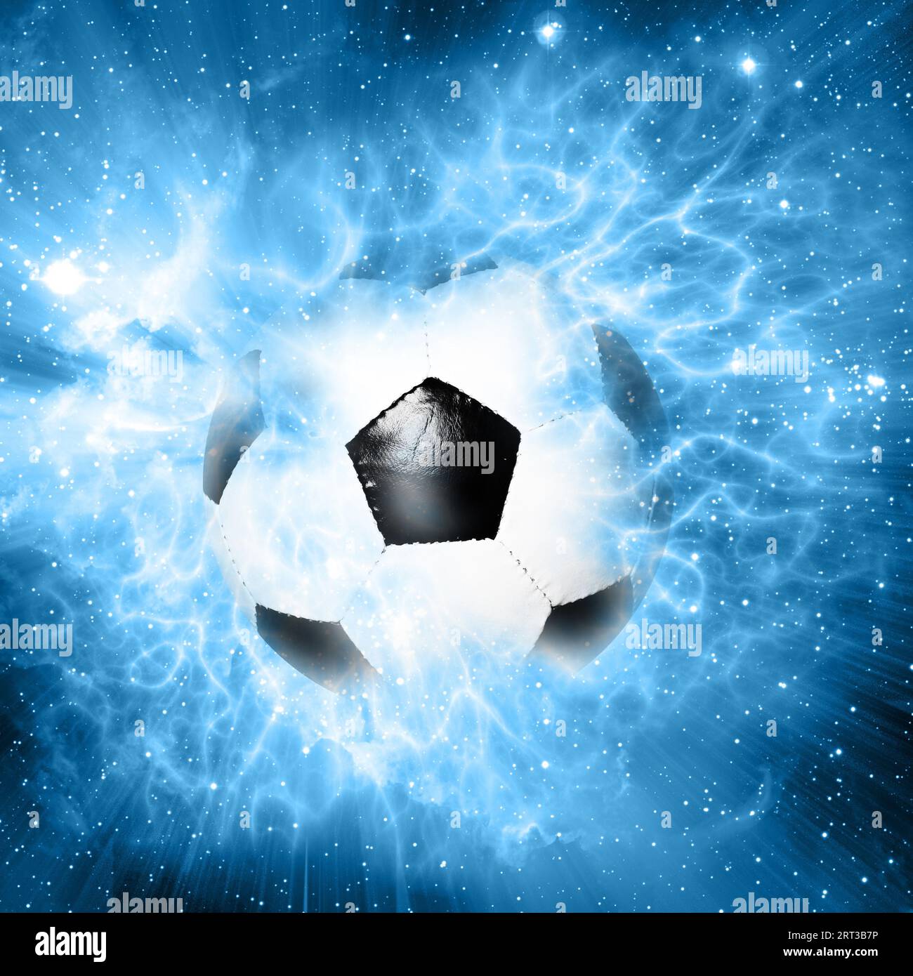 pallone da calcio con onde di energia intorno ad esso Foto Stock