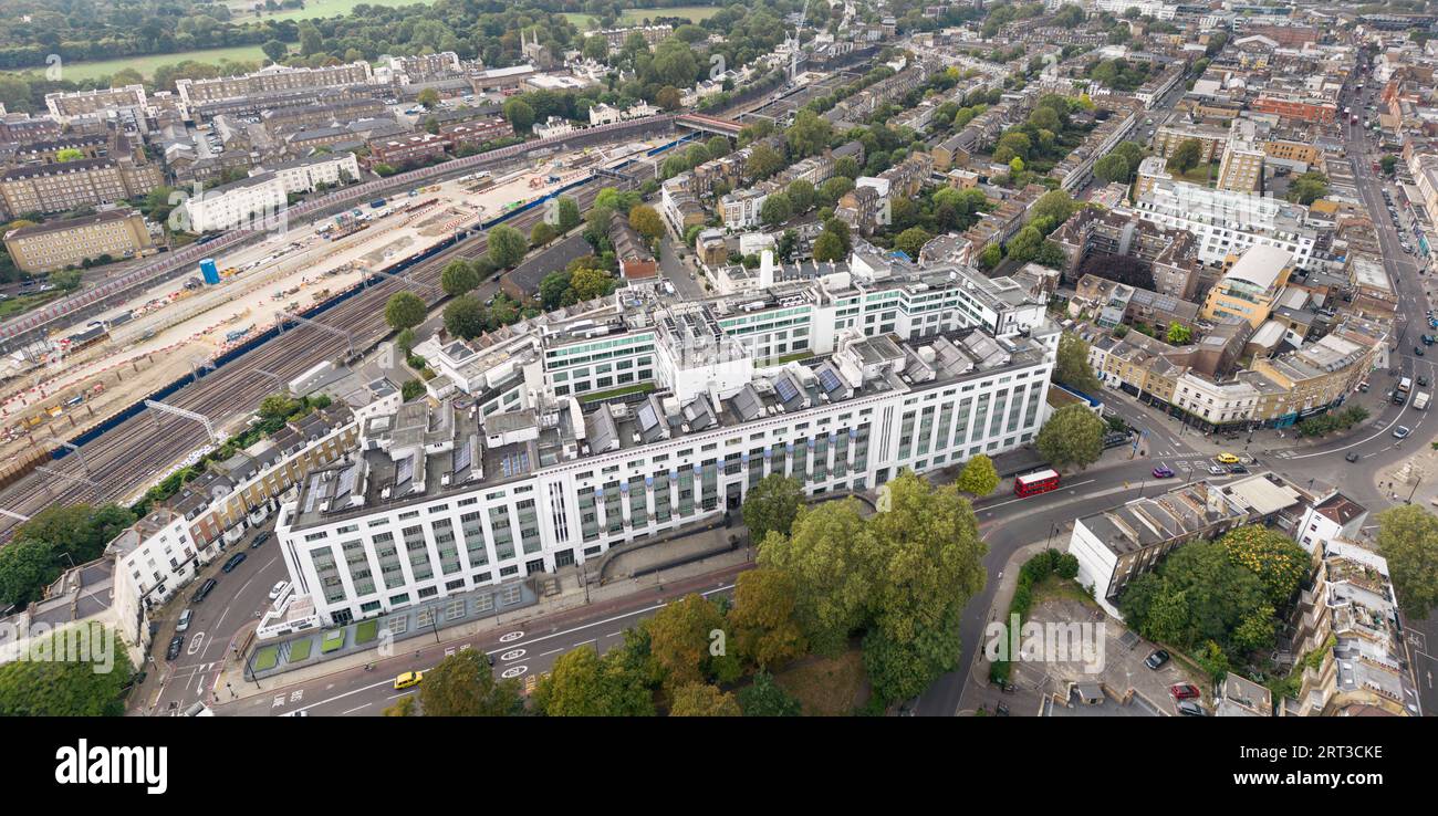 Greater London House è un iconico edificio art deco situato in fondo a Camden High Street ed è sede di aziende internazionali Foto Stock