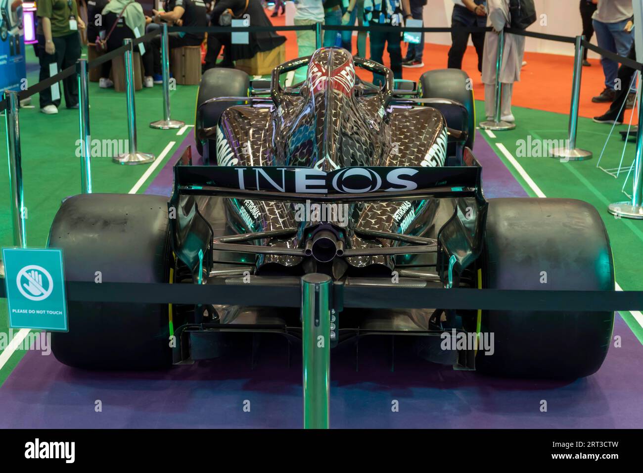 Kuala Lumpur, Malesia - 5 maggio 2023: Petronas Mercedes AMG F1 W14 e Performance car in mostra al Malaysia AutoShow 2023 Foto Stock