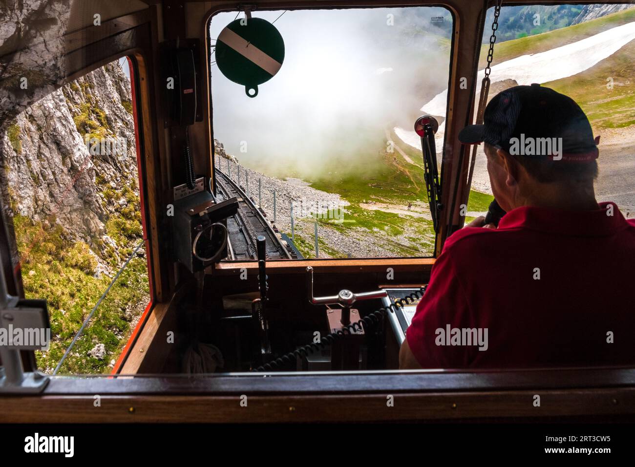 Bella vista dall'interno della ferrovia a cremagliera più ripida del mondo. Dal posto di guida è possibile vedere il treno che scende dal monte Pilatus Kulm... Foto Stock