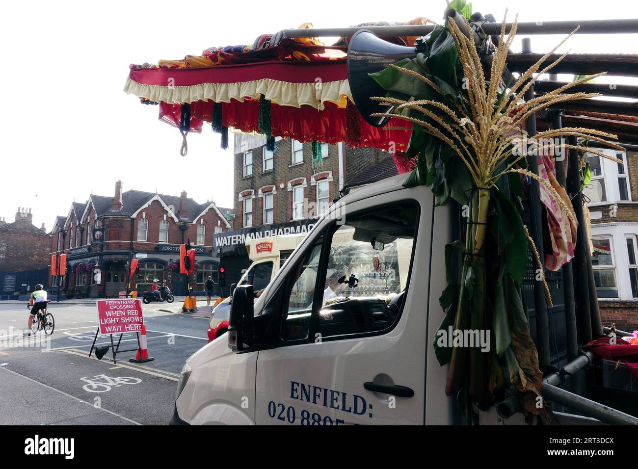 Londra, Regno Unito. 10 settembre 2023. Migliaia di fedeli indù si riuniscono a Walthamstow, East London, per celebrare l'annuale processione di Rathayatra del Tempio di Sri Karphaha Vinayagar, che vede un carro trainato dai devoti in una dimostrazione di unità e fede. Alcuni devoti scelgono di avere ganci perforati attraverso le spalle, attaccati a corde che altri devoti tengono, e un devoto nella processione viene sollevato dai loro ganci posteriori su una struttura in cima a un furgone, dove viene sospeso per tutta la durata della giornata. © Simon King/ Alamy Live News Foto Stock