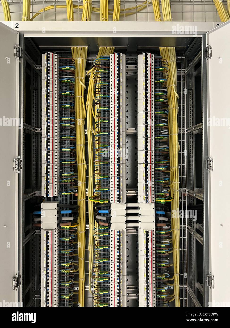 Scatola fusibili elettrici in un data center. Foto Stock