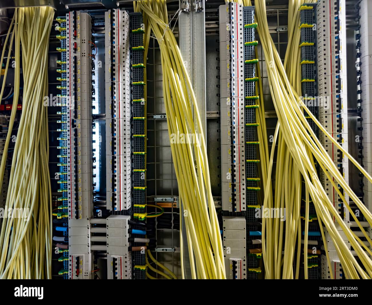 I cavi elettrici vengono utilizzati per il cablaggio in una scatola fusibili. Foto Stock