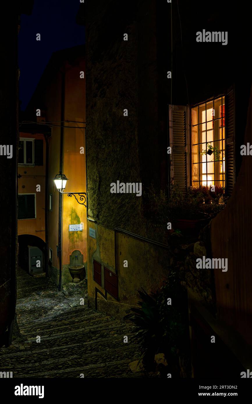 Scena notturna in un antico borgo del Lago di Como chiamato Santa Maria Rezzonico Foto Stock