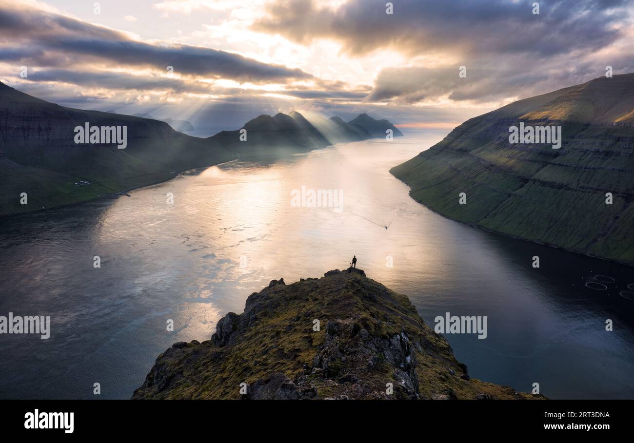 Superba vista del tramonto dall'attrazione turistica popolare - picco Klakkur, Isole Faroe, Danimarca, Europa. Incredibile scena serale dell'isola di Kalsoy. Foto Stock