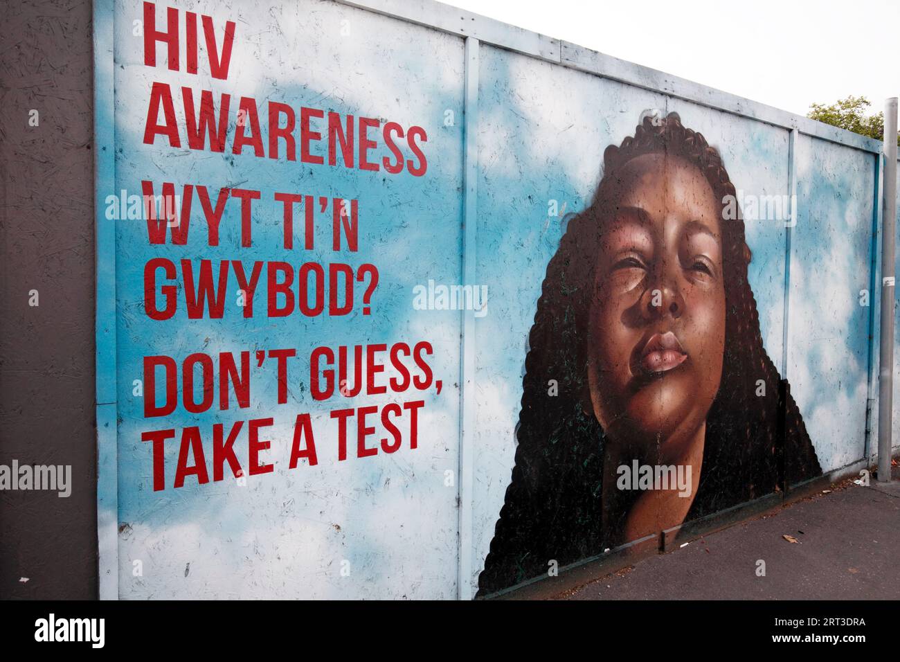 Sensibilizzazione all'HIV, fate il test. Murales o murales accumulatori come parte delle opere d'arte della comunità locale a Cardiff Bay, Cardiff Docks, Butetown, Cardiff, Galles, Regno Unito Foto Stock