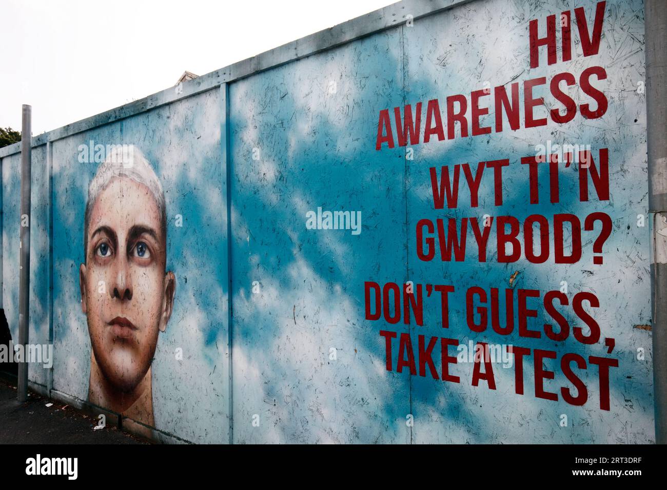 Sensibilizzazione all'HIV, fate il test. Murales o murales accumulatori come parte delle opere d'arte della comunità locale a Cardiff Bay, Cardiff Docks, Butetown, Cardiff, Galles, Regno Unito Foto Stock