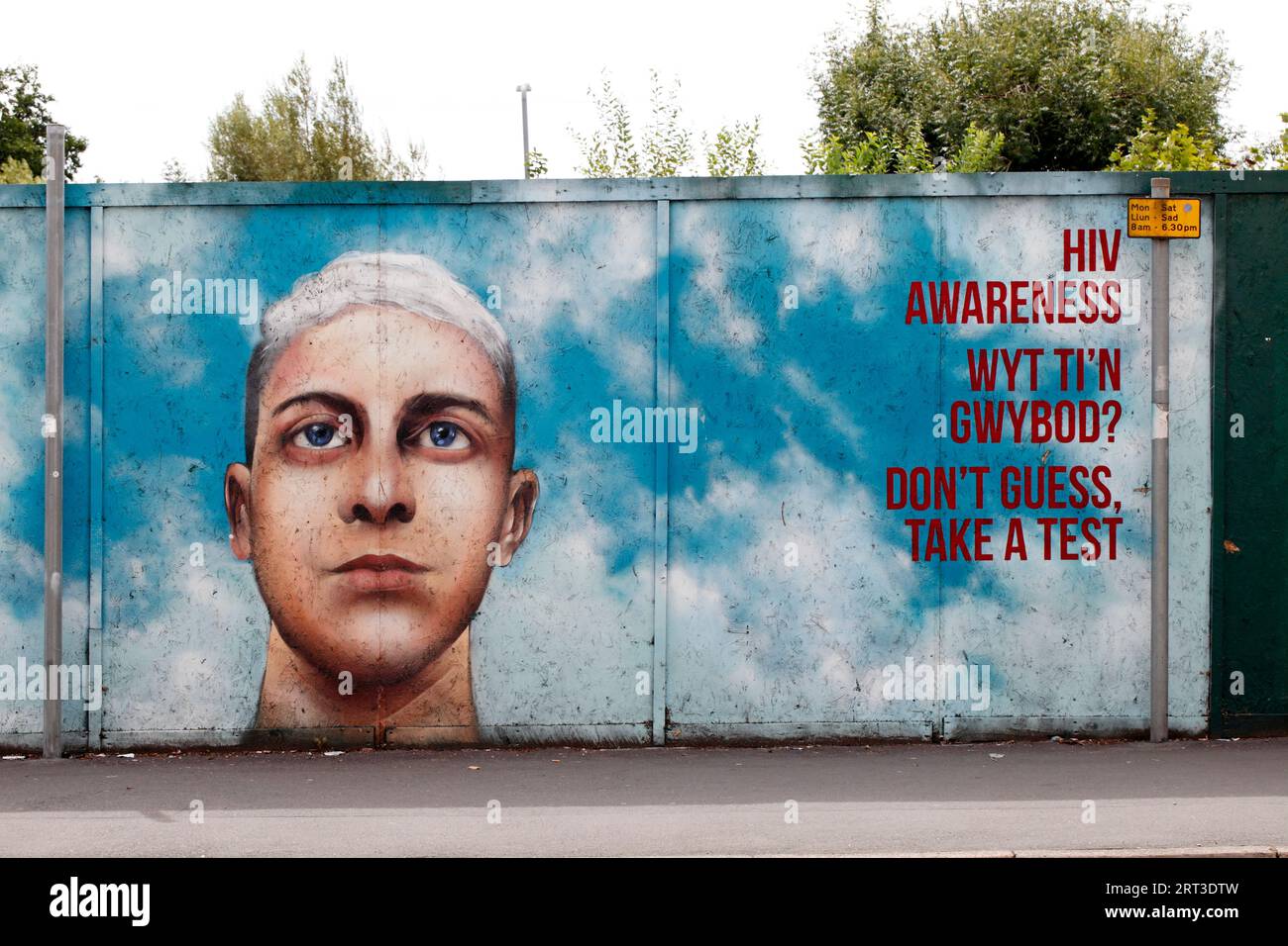 Sensibilizzazione all'HIV, fate il test. Murales o murales accumulatori come parte delle opere d'arte della comunità locale a Cardiff Bay, Cardiff Docks, Butetown, Cardiff, Galles, Regno Unito Foto Stock