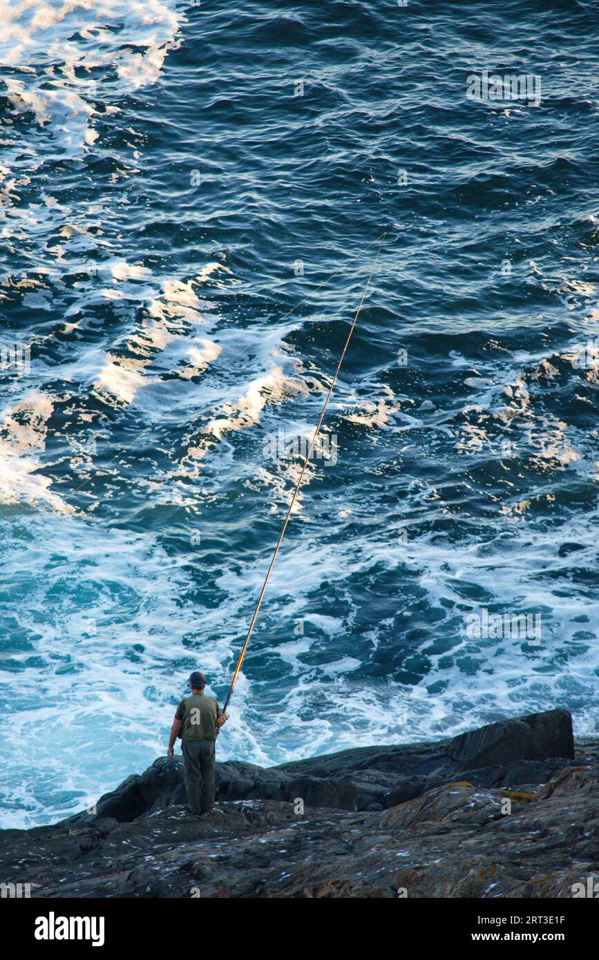 Angler, sulla costa di la Coruña. Pescador de caña en costa de la Coruña Foto Stock