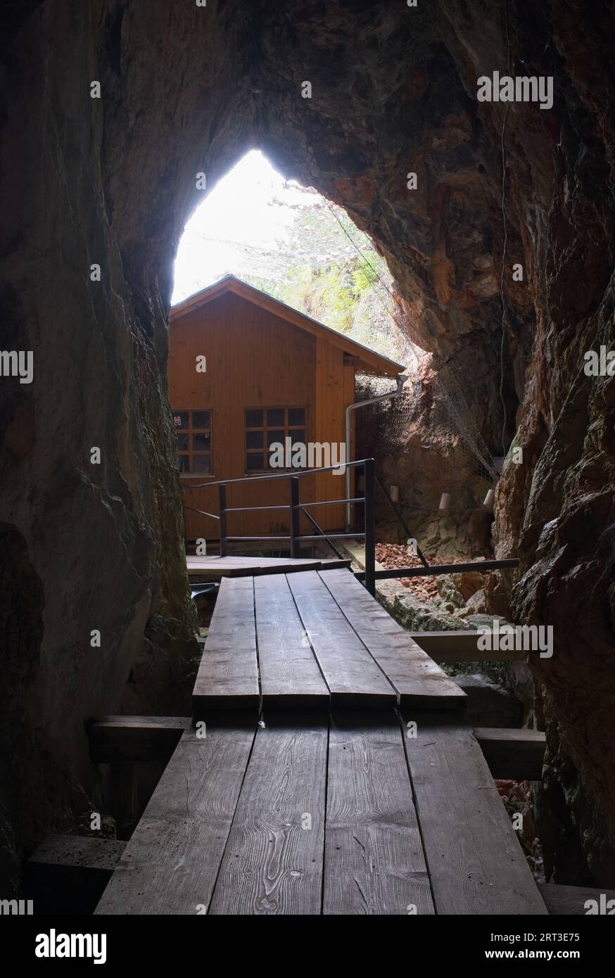 Drvar, Bosnia ed Erzegovina - 7 settembre 2023: Ex quartier generale Josip Broz Tito a Drvar utilizzato nel 1944 per coordinare i suoi partigiani. Soleggiato giorno d'estate. Foto Stock