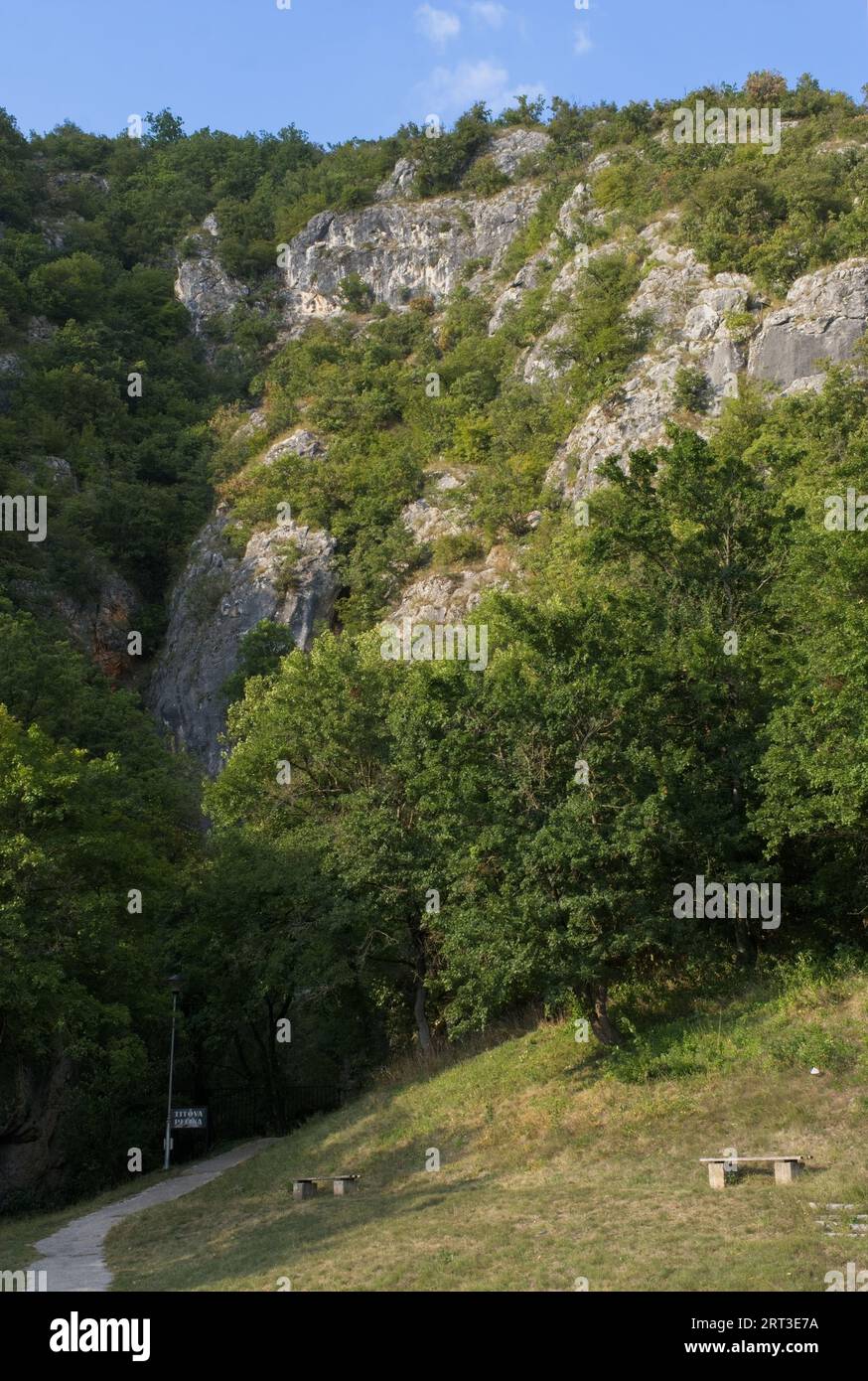 Drvar, Bosnia ed Erzegovina - 7 settembre 2023: Ex quartier generale Josip Broz Tito a Drvar utilizzato nel 1944 per coordinare i suoi partigiani. Soleggiato giorno d'estate. Foto Stock