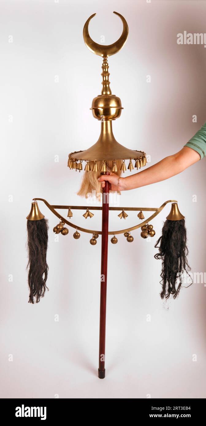 Jingling Johnnie, Jingling Johnny, campane di ottone su un bastone con decorazioni di crine, e una mezzaluna turca in cima. Foto Stock