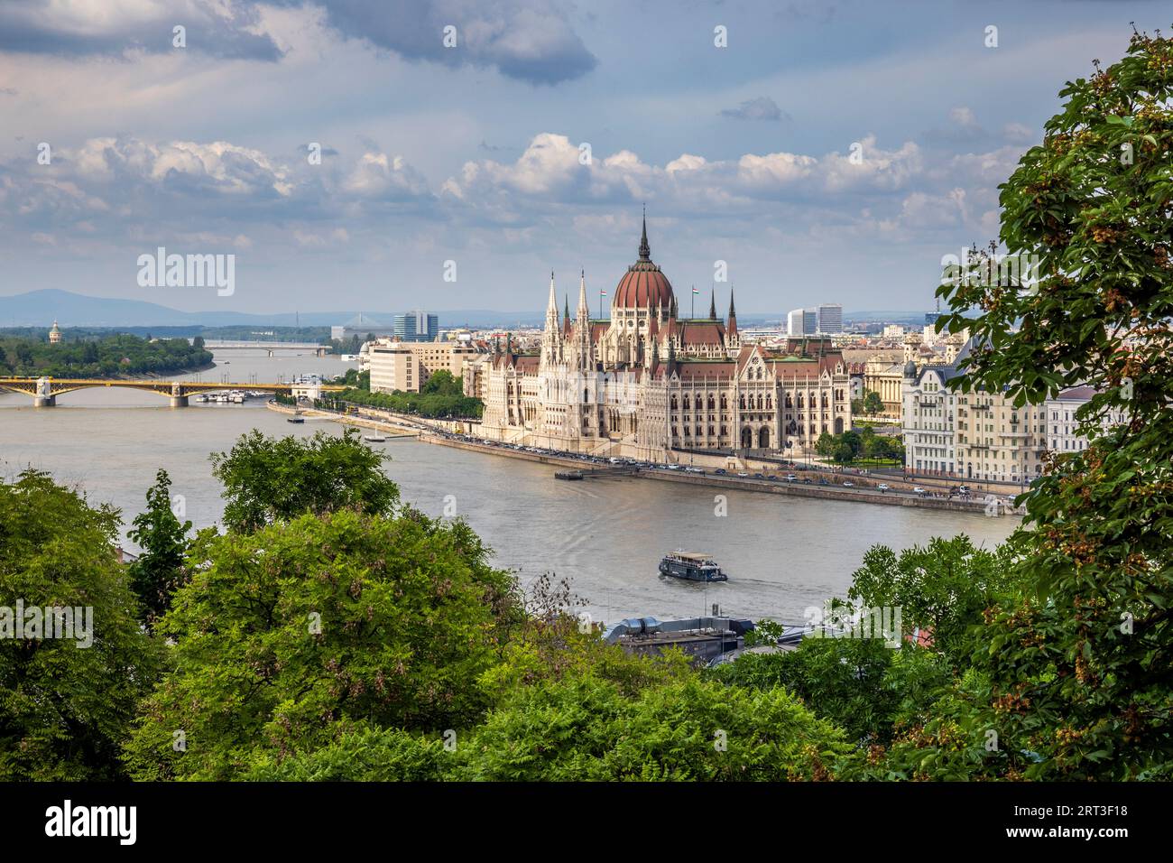 L'edificio del Parlamento ungherese dal castello di Buda, Budapest, Ungheria Foto Stock