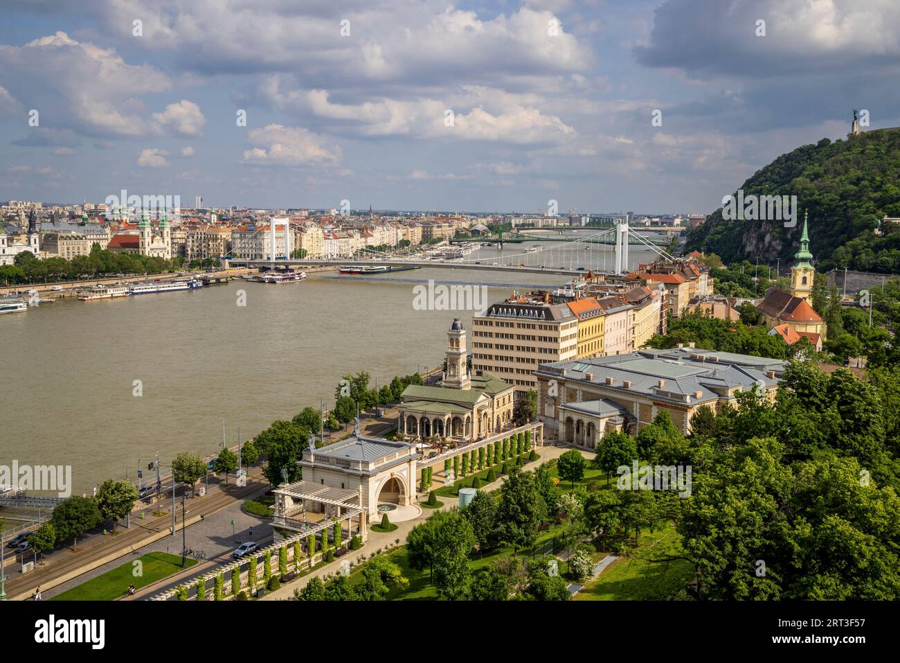 Il kioszk Varkert e il Danubio dal castello di Buda, Budapest, Ungheria Foto Stock