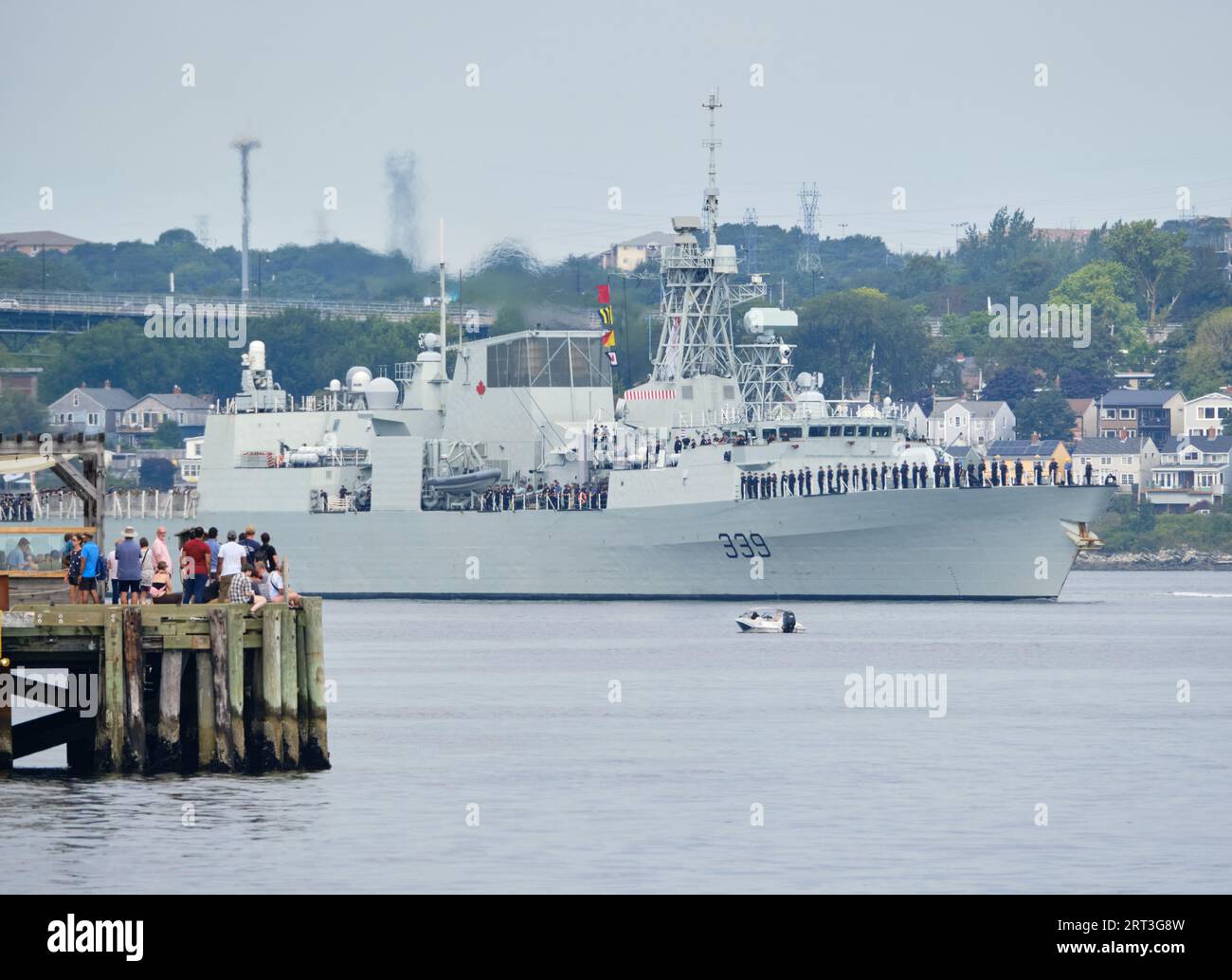 Halifax, nuova Scozia, Canada. 10 settembre 2023. La fregata HMCS Charlottetown entra nel porto di Halifax sulla Parade of Ships per chiudere la prima Halifax International Fleet Week. La folla si radunò lungo il molo per salutare le navi che hanno fatto parte dell'evento. Crediti: Meanderingemu/Alamy Live News Foto Stock