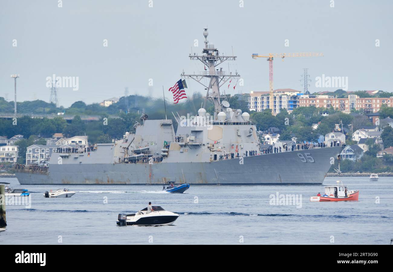Halifax, nuova Scozia, Canada. 10 settembre 2023. La USS James William entra nel porto di Halifax sulla Parade of Ships per chiudere l'inaugurale Halifax International Fleet Week. Una folla di barche da diporto si è riunita nel porto per salutare le navi che hanno partecipato all'evento. Crediti: Meanderingemu/Alamy Live News Foto Stock