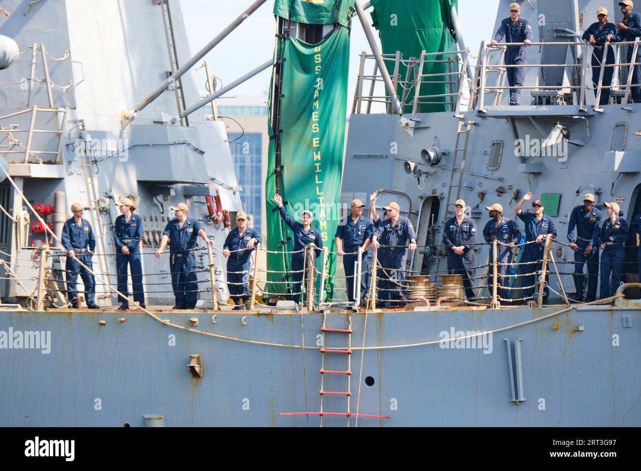 Halifax, nuova Scozia, Canada. 10 settembre 2023. L'equipaggio della USS James William sventolava la folla che si era riunita lungo il porto di Halifax sulla Parade of Ships per chiudere l'inaugurale Halifax International Fleet Week. Crediti: Meanderingemu/Alamy Live News Foto Stock