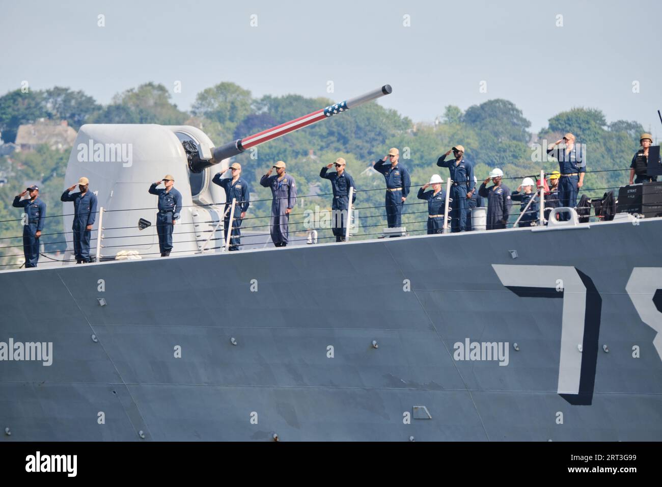 Halifax, nuova Scozia, Canada. 10 settembre 2023. L'equipaggio della USS Porter nel porto di Halifax saluta la folla della Parata delle navi per chiudere la prima Halifax International Fleet Week. Crediti: Meanderingemu/Alamy Live News Foto Stock