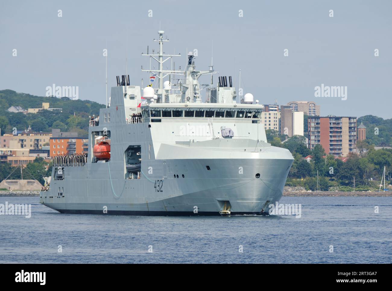 Halifax, nuova Scozia, Canada. 10 settembre 2023. L'HMCS Max Bernays lascia il porto di Halifax sulla Parade of Ships per chiudere l'inaugurale Halifax International Fleet Week. . Credit/Alamy Live News Foto Stock