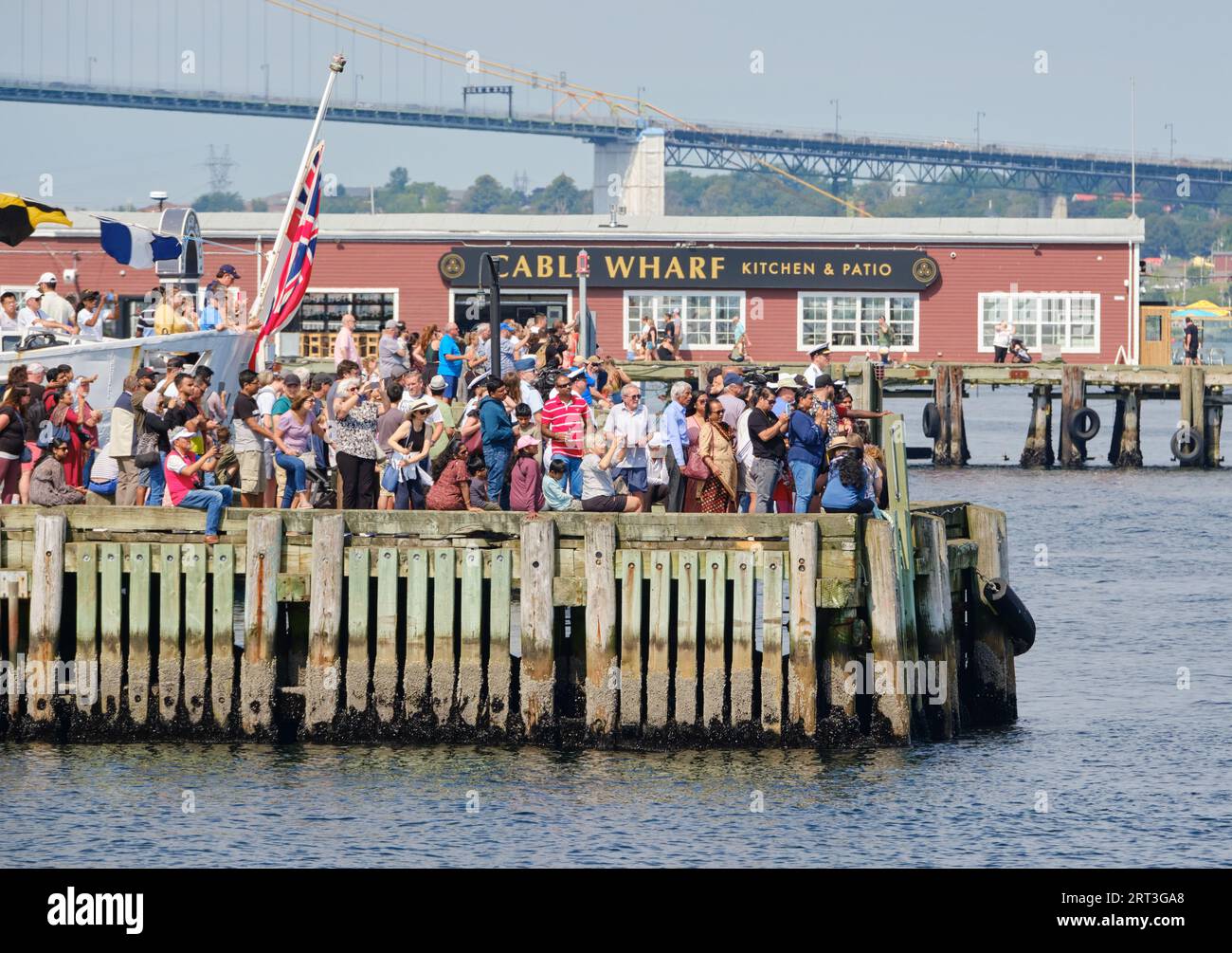 Halifax, nuova Scozia, Canada. 10 settembre 2023. La folla di spettatori si riunisce lungo il porto di Halifax per assistere all'evento di chiusura della Parade of Ships dell'inaugurale Halifax International Fleet Week. Crediti: Meanderingemu/Alamy Live News Foto Stock