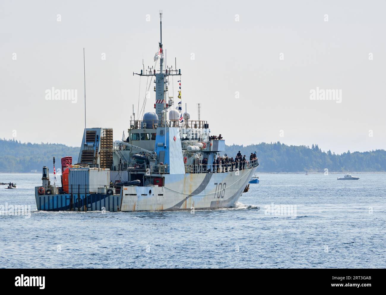 Halifax, nuova Scozia, Canada. 10 settembre 2023. L'HMCS Moncton lascia il porto di Halifax sulla Parade of Ships per chiudere l'inaugurale Halifax International Fleet Week, per chiudere gli eventi festivi delle settimane. Crediti: Meanderingemu/Alamy Live News Foto Stock