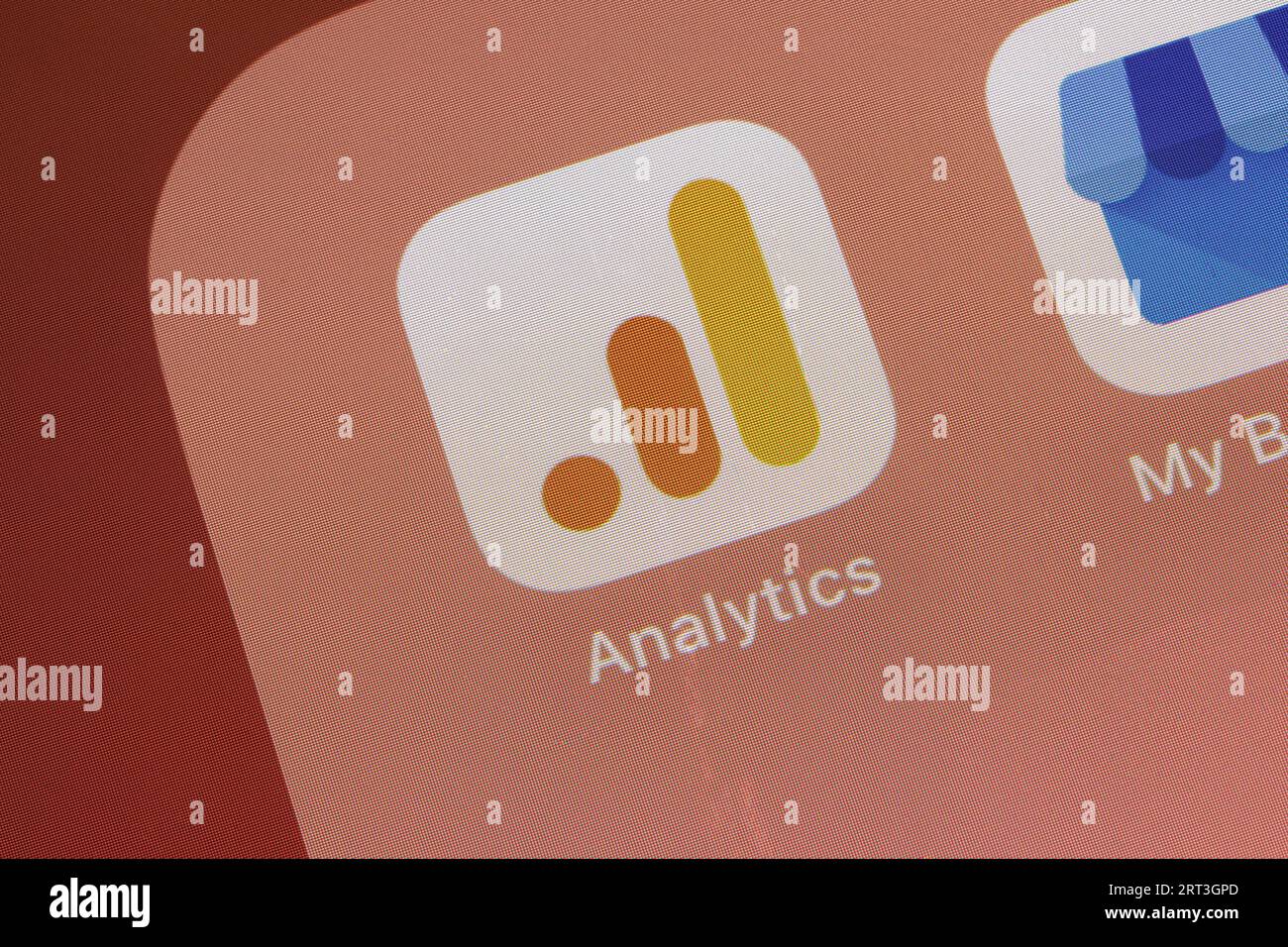 Ostersund, Svezia - Mars 21, 2023: Icona dell'app Google Analytics su un ipad. Google Analytics è un servizio di analisi web offerto da Google. Foto Stock